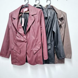 ג'קט דמוי עור עם פתח בגב