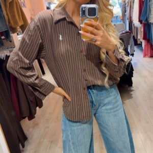 חולצת פסים פולו מכופתרת -חומה